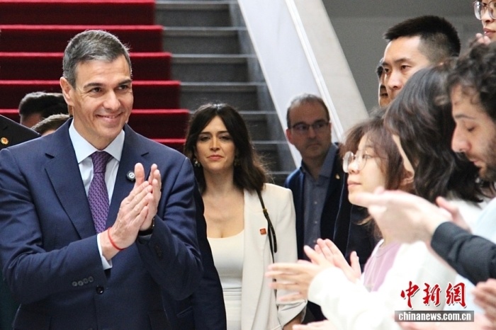 　　4月13日，北京，正在对中国进行正式访问的西班牙首相桑切斯(左)在清华大学与学生互动。 <a target='_blank' href='/'>中新社</a>记者 曾玥 摄