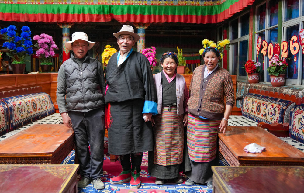 达瓦片多（左二）和家人在家中合影（3月12日摄）。