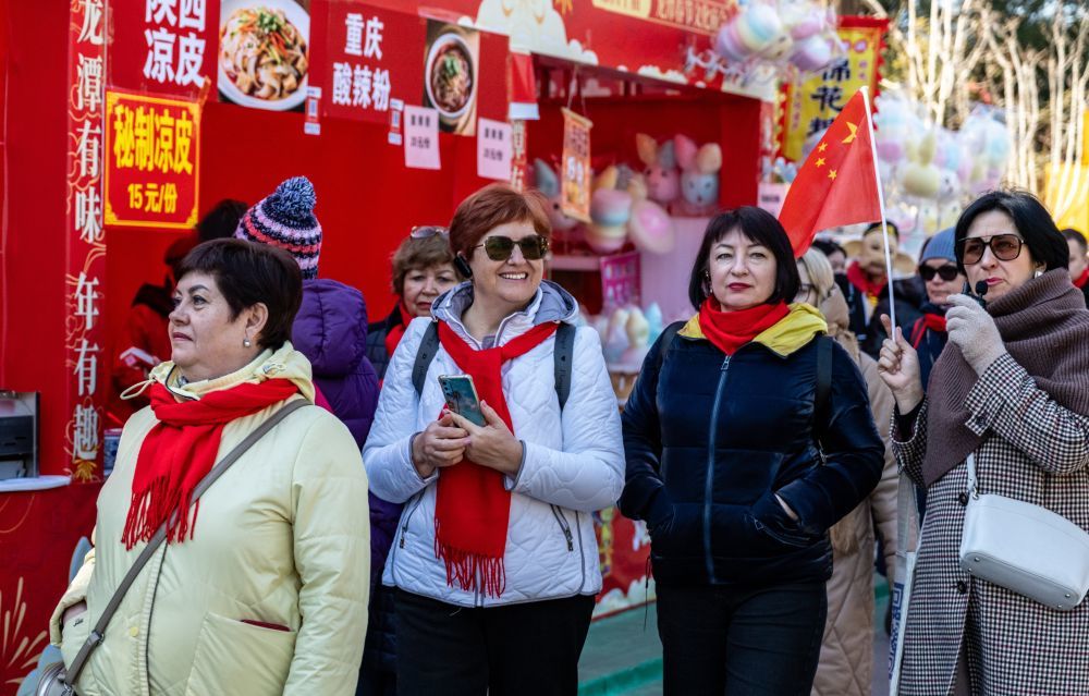 2月17日，外国游客在北京龙潭湖公园逛春节文化庙会。新华社发（赵琦 摄）