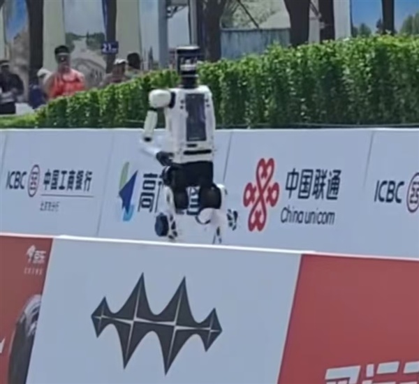 断臂机器人坚持完赛马拉松：观众与解说齐声呐喊加油