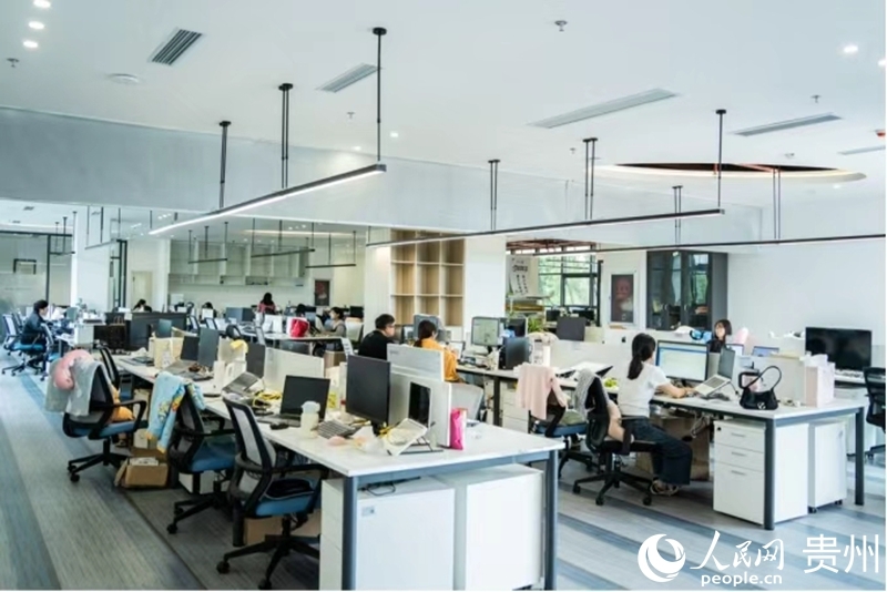 “小兰山数字产业村落”里的“新村民”在办公。人民网 阳茜摄