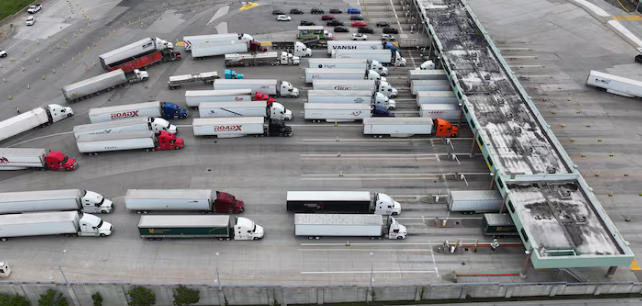 美加边境口岸交通繁忙,卡车排队等待通关 CBC