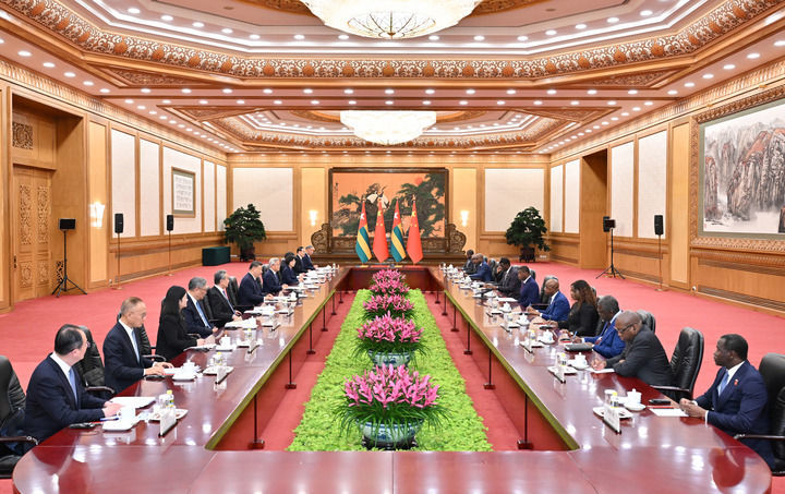 10月13日下午,国家主席习近平在北京人民大会堂会见来华进行正式访问的多哥部长会议主席福雷。新华社记者 岳月伟 摄