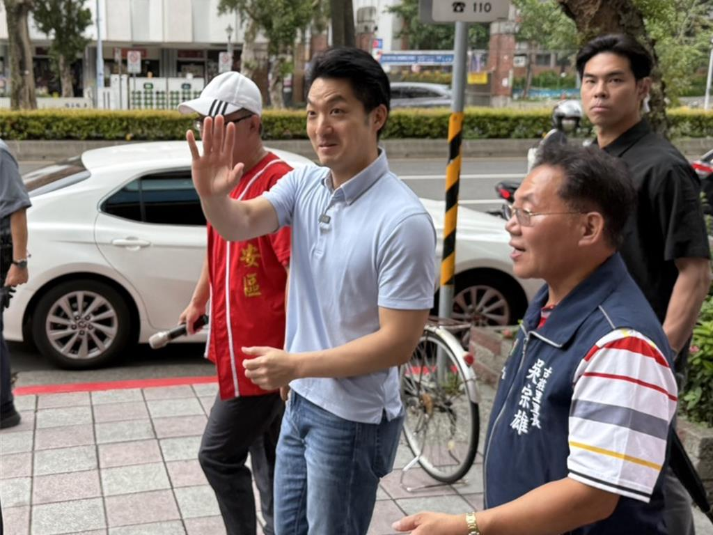 蒋万安（中） 图源：台湾中时新闻网