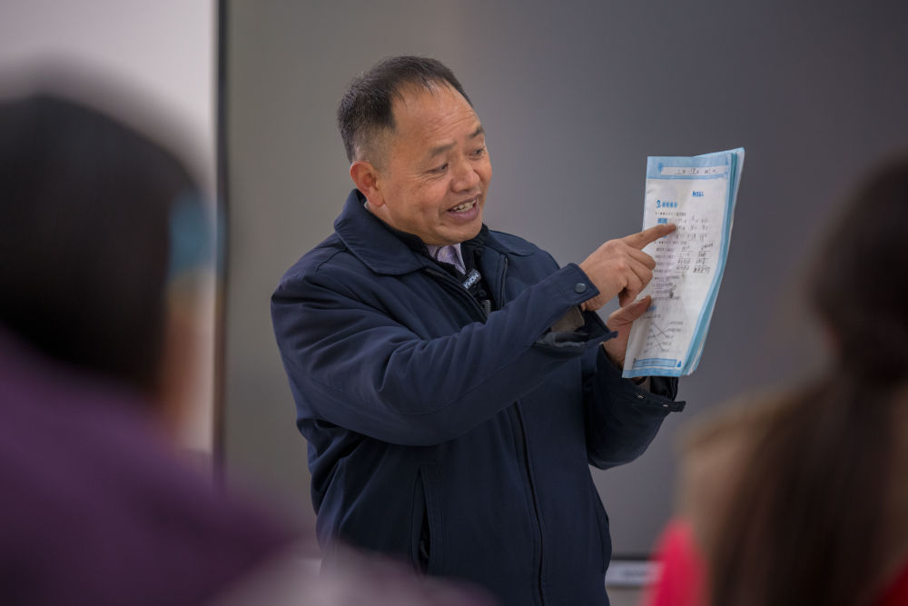 农加贵在落松地小学给孩子们上课。新华社记者 彭奕凯 摄