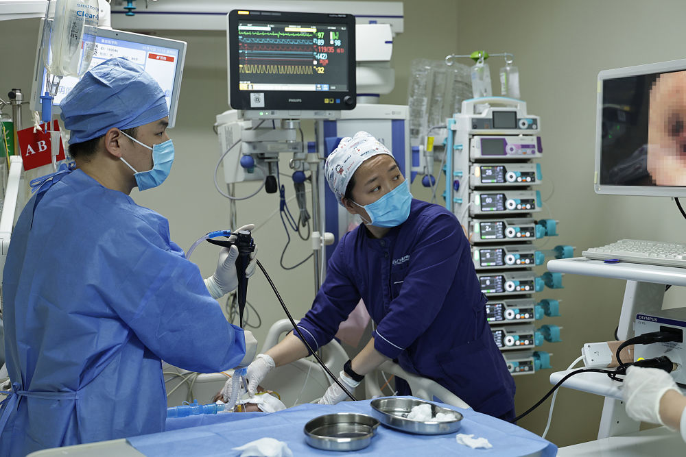 2月12日11时许，医护人员在重症监护室为一名患者进行支气管镜检查。