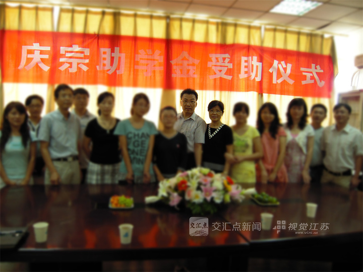 黄闵辉夫妇(右六、右七)向南京中医药大学学生提供帮助。(资料图)