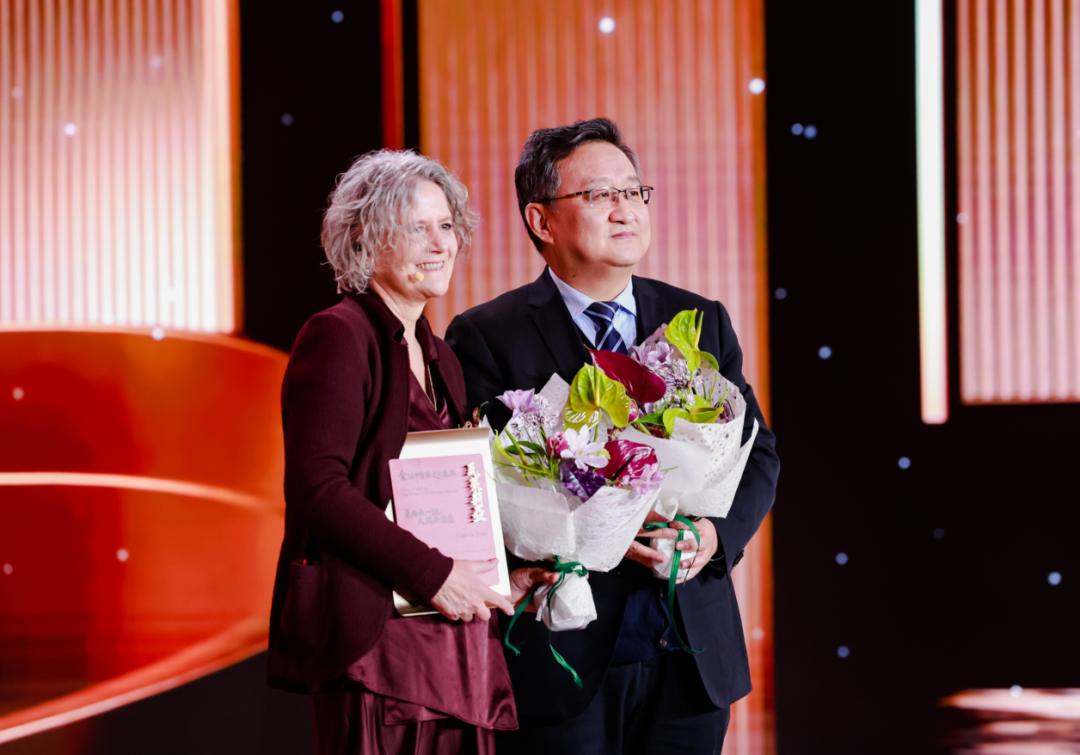 注册西医、1991年成为针灸师的瓦莱利亚（左）