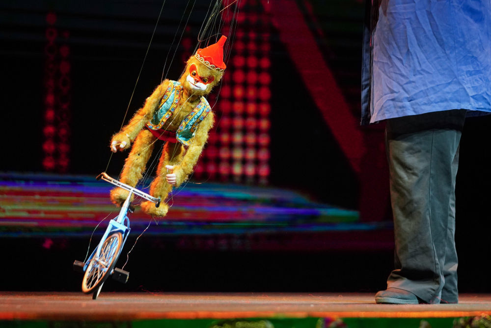 图为泉州提线木偶戏演出现场。(肖和勇 摄)