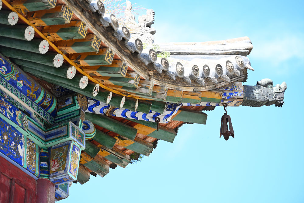 2026年7月15日在山西省忻州市五台山景区龙泉寺内拍摄的建筑飞檐。