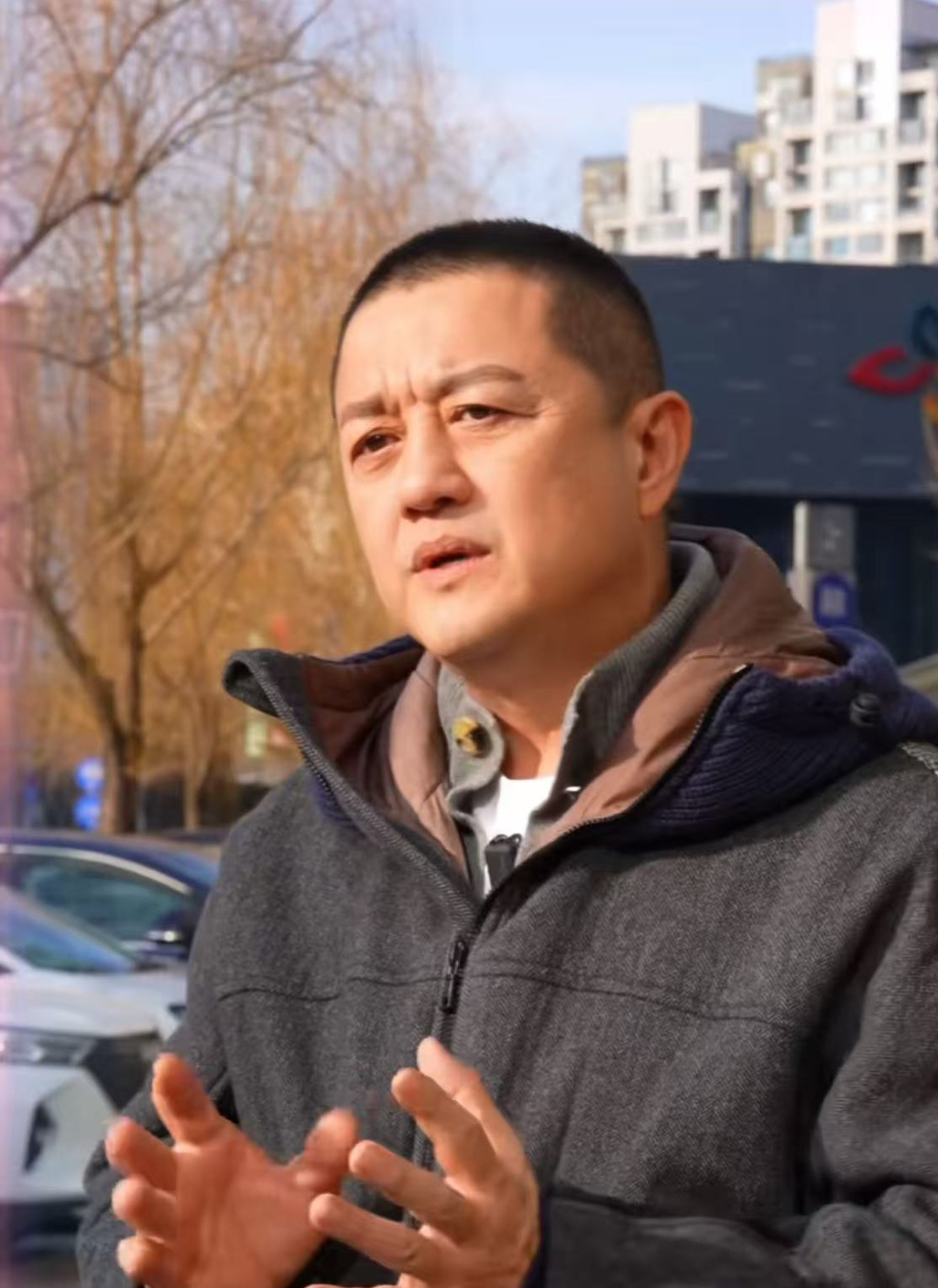 嫣然医院欠租风波中的李亚鹏。视频截图