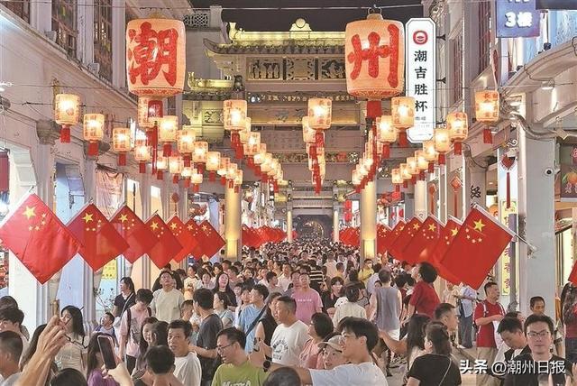 国庆假期首日,古城牌坊街游人如织。