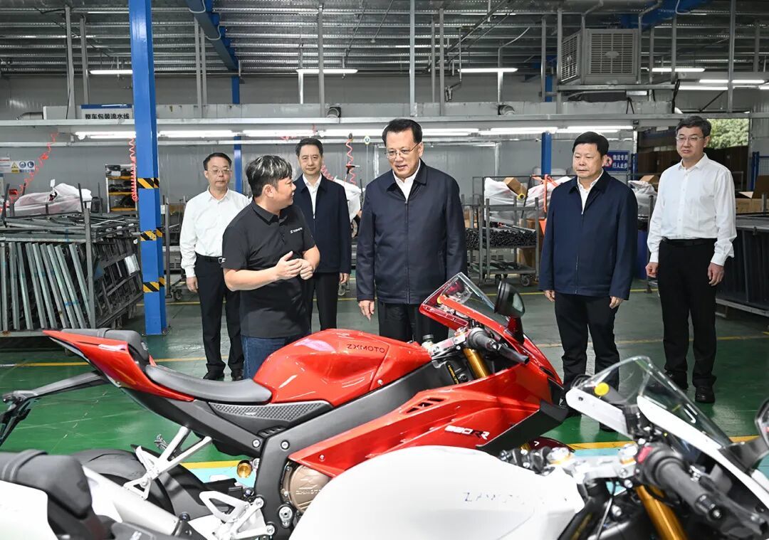 9月22日上午,市委书记袁家军,市委副书记、市长陈新武在张雪机车调研。记者 苏思 摄/视觉重庆