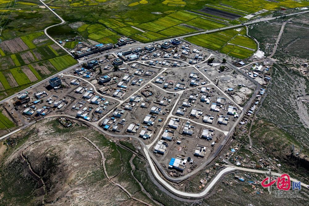 震后重建的拉孜县锡钦乡夏拉苏村规划整齐,民生保障更加全面。中国网记者 郑亮摄