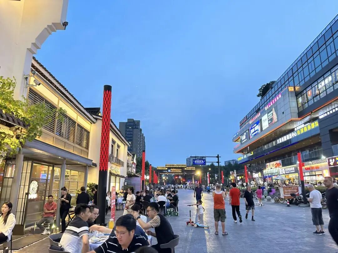 ▲杭州胜利河美食街(图/冰川)