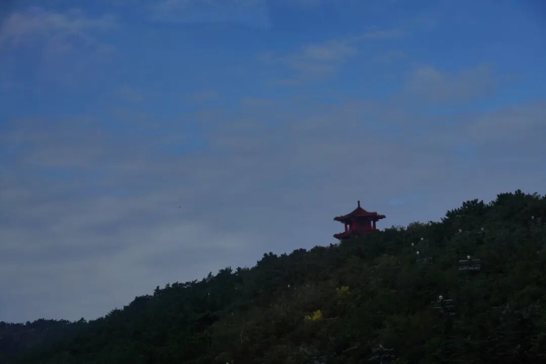 摄图网_701474285_蓝天青山_(企业商用).jpg