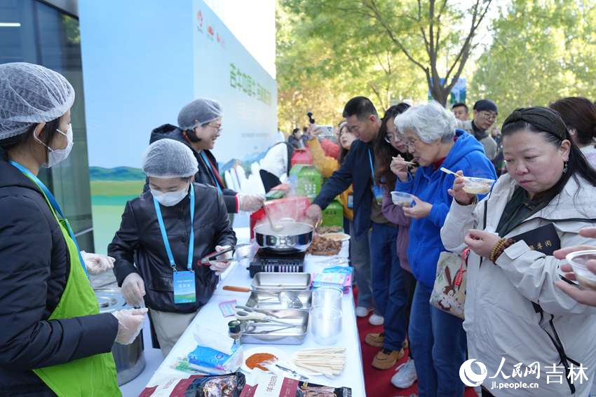 品鉴区围拢着不少尝鲜的嘉宾。人民网记者 李洋摄