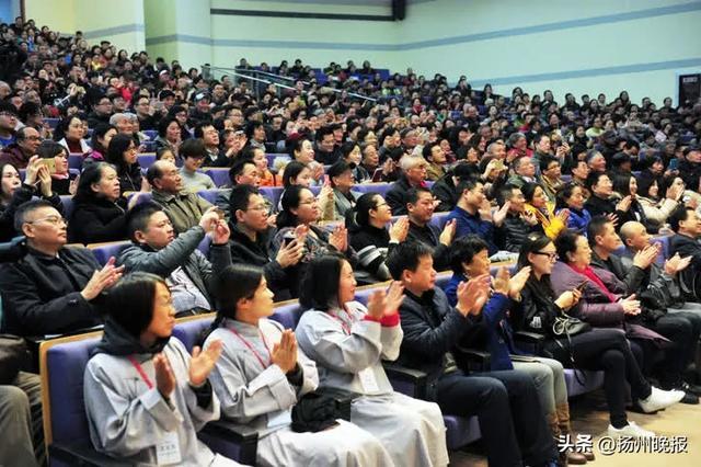 现场观众热烈鼓掌(资料图片)。刘江瑞 摄