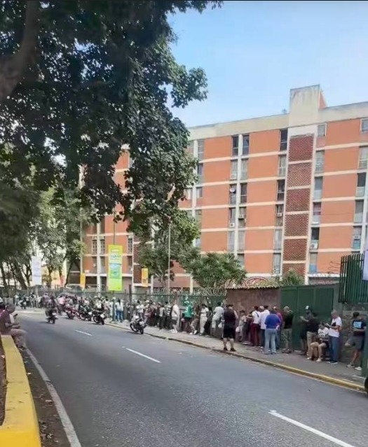 一些超市外,市民们大排长龙。受访者供图