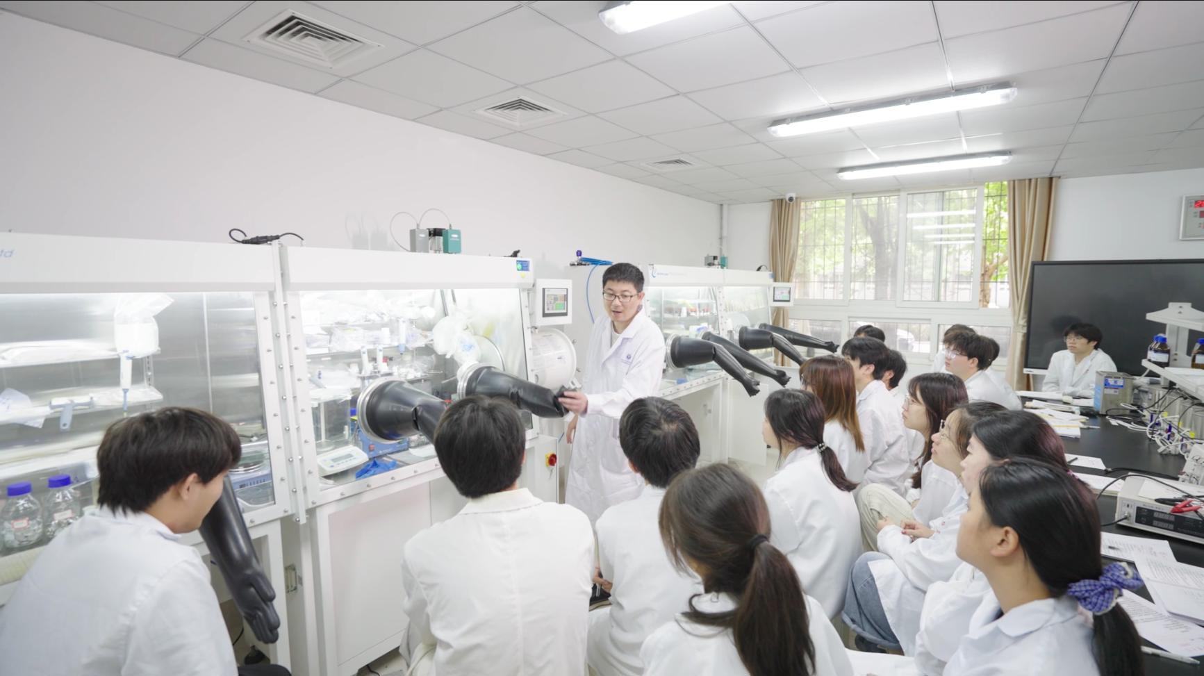新能源材料与器件专业教师梁济元教授在实验室为学生演示仪器操作.png