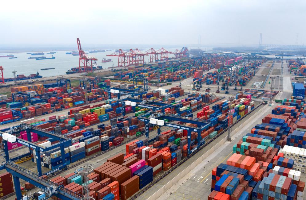 这是3月15日拍摄的江苏省港口集团南京港龙潭港集装箱码头(无人机照片)。新华社发(杨素平摄)