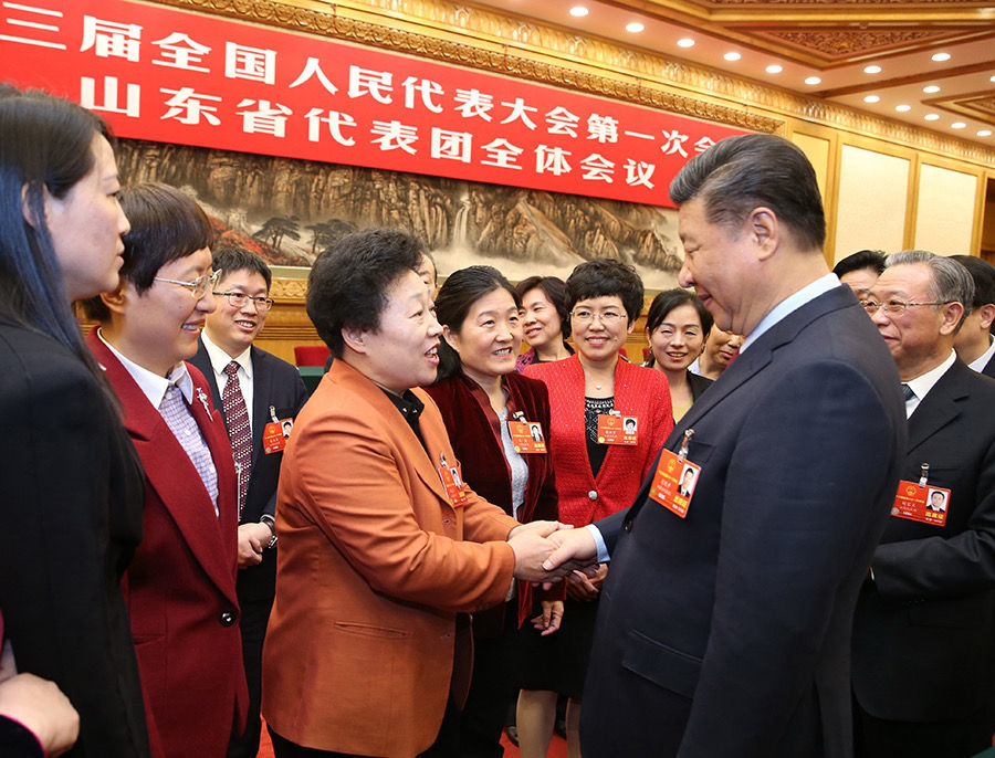 2018年3月8日，中共中央总书记、国家主席、中央军委主席习近平参加十三届全国人大一次会议山东代表团的审议。这是习近平总书记同女代表亲切交谈。新华社记者 姚大伟 摄