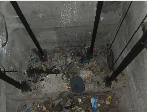 ▲发现老人遗体的电梯井底部