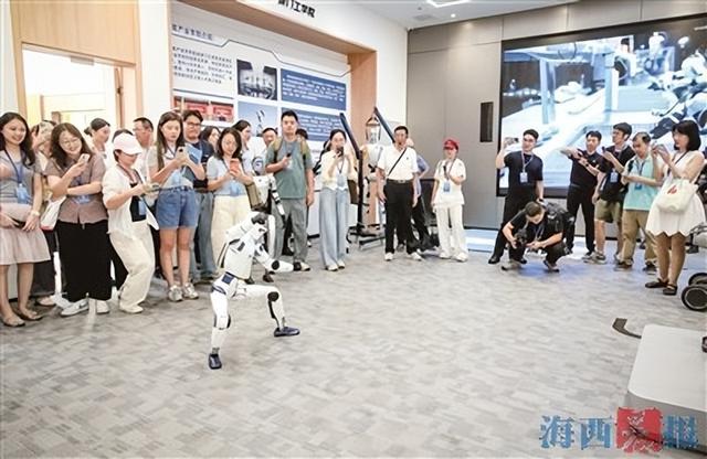 在厦门工学院,人形机器人吸引采访团目光。