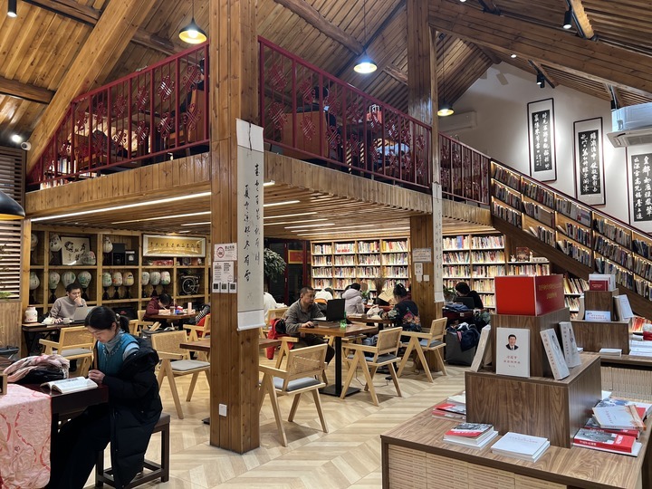 2月3日23时，宣南书店（法源寺店）里正在阅读、学习和工作的顾客。新华每日电讯记者宋依黛 摄