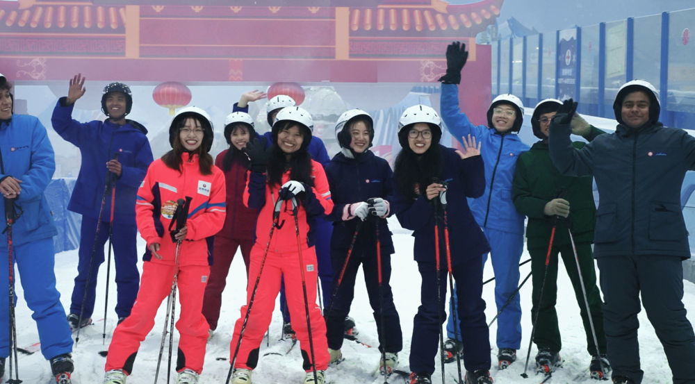 东南亚的游客到昆明体验滑雪↑