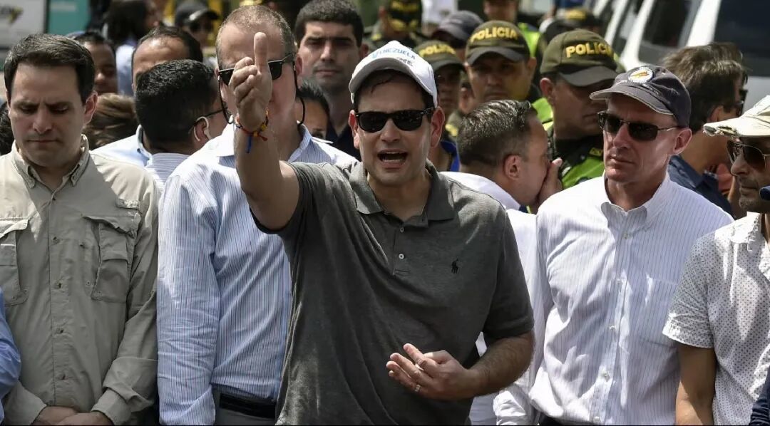 ◆2019年2月17日,作为国会参议员的鲁比奥(中)行走在哥伦比亚与委内瑞拉边境,向人群发表讲话。