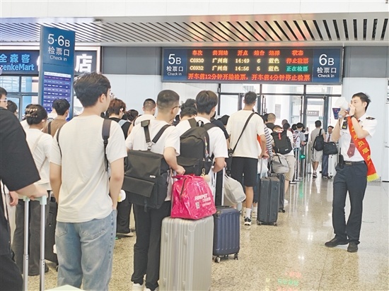 中秋国庆假期,旅客出行需求集中释放,江门站持续优化服务保障,提升旅客通行效率。