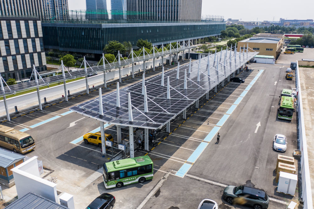 2025年5月27日拍摄的浙江省湖州市长兴公交总站光储充一体化公交充电站（无人机照片）。新华社记者 徐昱 摄