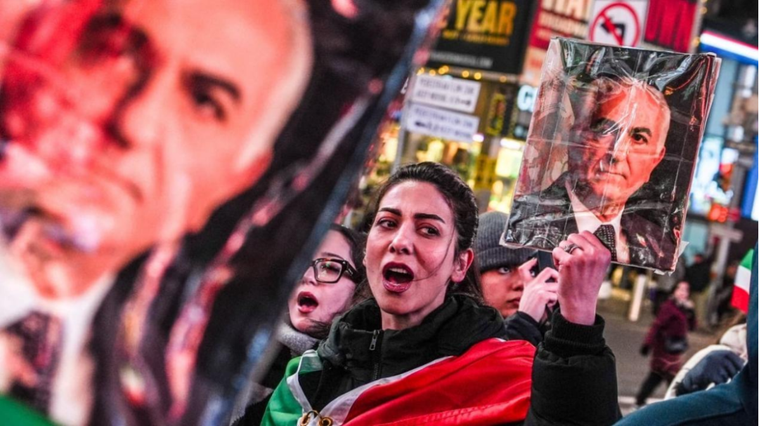 ◆3月2日,纽约举行的抗议活动中,一名女子手持雷萨·巴列维的画像。(图源:盖蒂图片社)