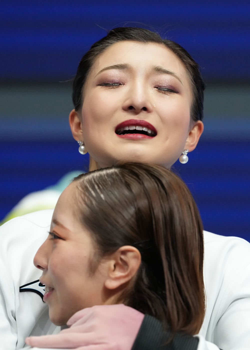 2月8日，日本队选手坂本花织（上）在花样滑冰团体赛女单自由滑比赛后。新华社记者 薛宇舸 摄