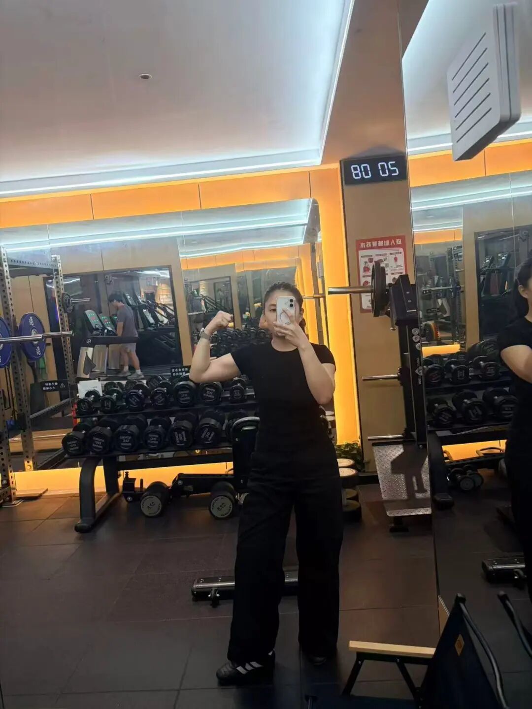 贝果在健身房。她希望自己更强壮、更锋利。