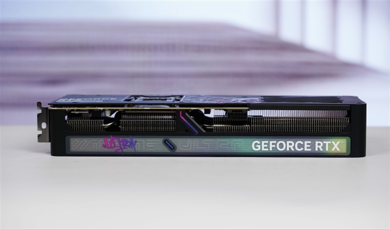 显卡界的嘻哈涂鸦!七彩虹iGame RTX 5070 Ultra OC评测:同价位颜值与散热双天花板