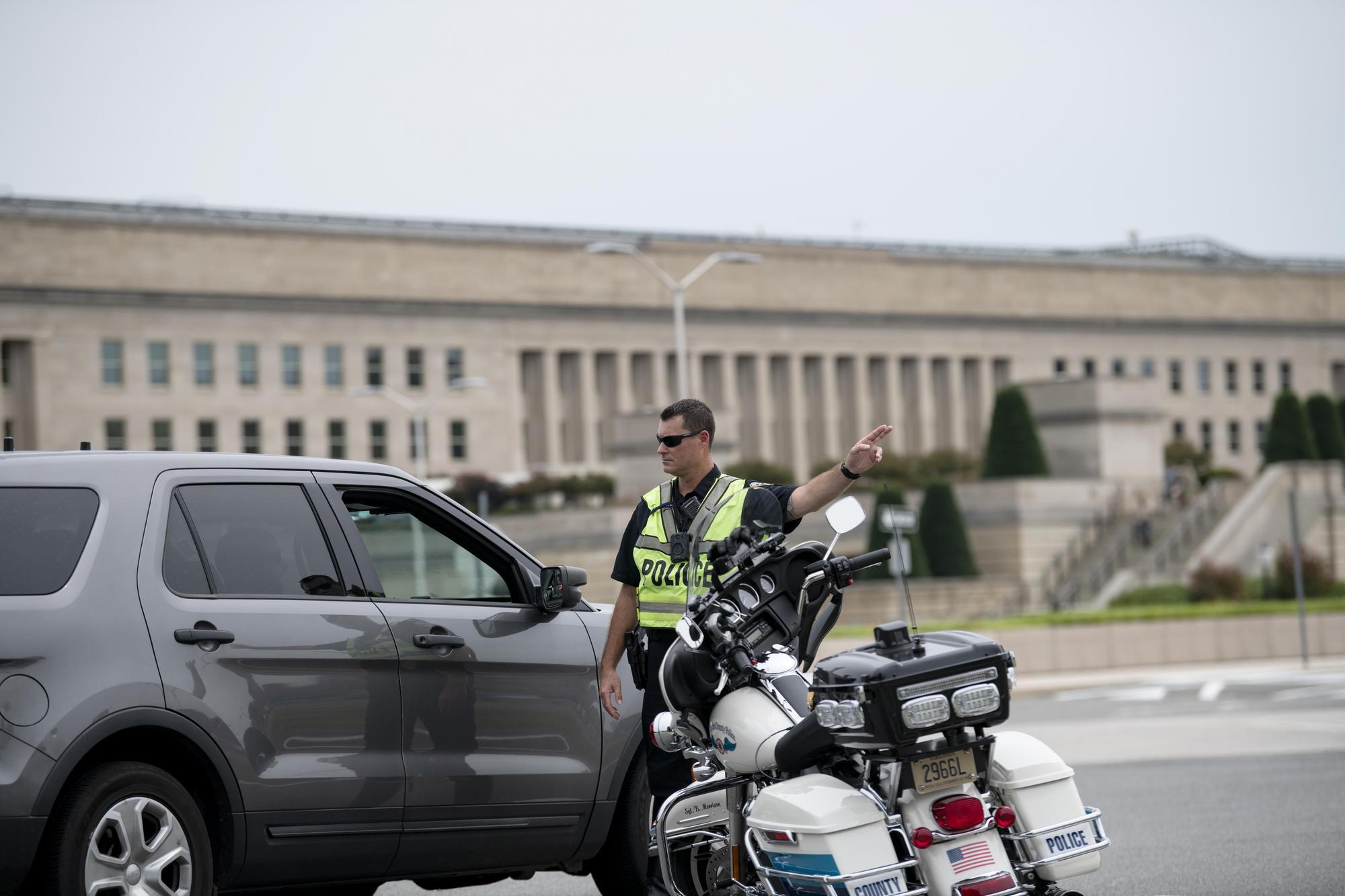 2021年8月3日,一名警察在美国弗吉尼亚州阿灵顿的五角大楼附近执勤。新华社记者刘杰摄