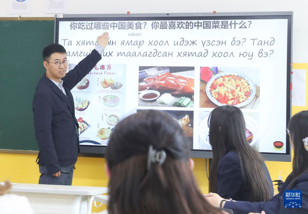 7月3日,在蒙古国肯特省铁木真学校中文教学点,中文教师孙腾飞在为蒙古国学生上中文课。新华社记者 姚琪琳 摄