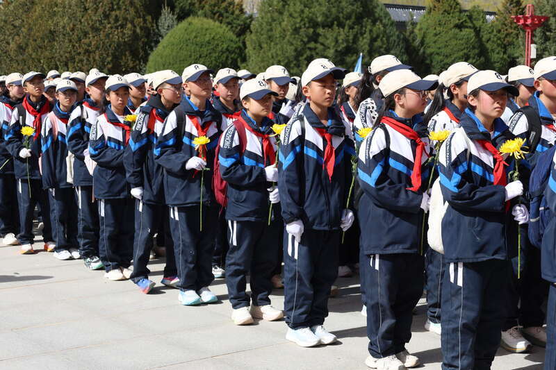 4月3日上午11时许,位于宁夏固原市彭阳县古城镇的任山河烈士陵园内,学生们手持花朵,有序排队等候祭奠英烈。中青报·中青网记者 焦敏龙/摄