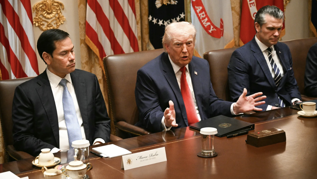 ▲2026年3月26日，美国总统特朗普在内阁会议上发表讲话，国务卿鲁比奥（左）和国防部长赫格塞思（右）站在他两侧。（图源：盖蒂图片社）