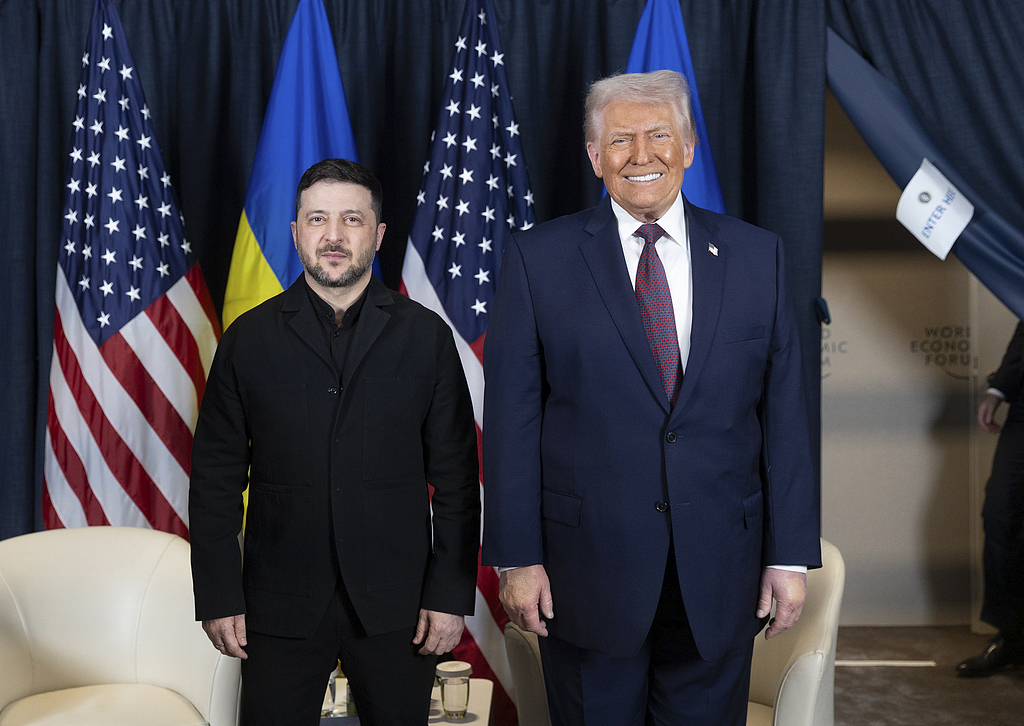 当地时间2026年1月22日,瑞士达沃斯,世界经济论坛第56届年会期间,乌克兰总统泽连斯基(左)与美国总统特朗普(右)举行会晤。(视觉中国)