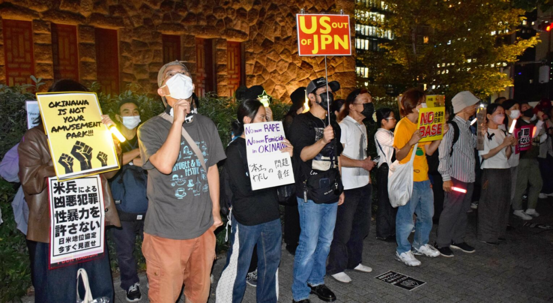 案发后,日本国内愤怒声浪高涨,多地举行了抗议活动。(图源:《冲绳时报》)
