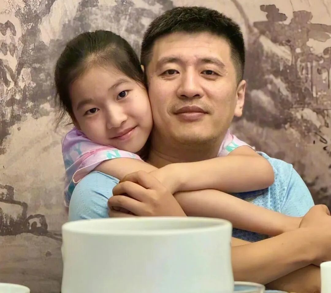 图释：张雪峰和女儿张姩菡