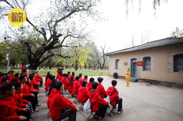 青年学子在枣园革命旧址里上思政课。