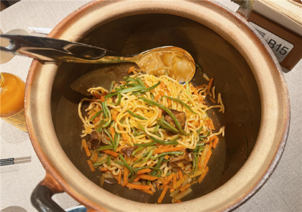 贾国龙新品牌现场擀面焖面 工序透明可围不雅 伴计称菜品均为现作念