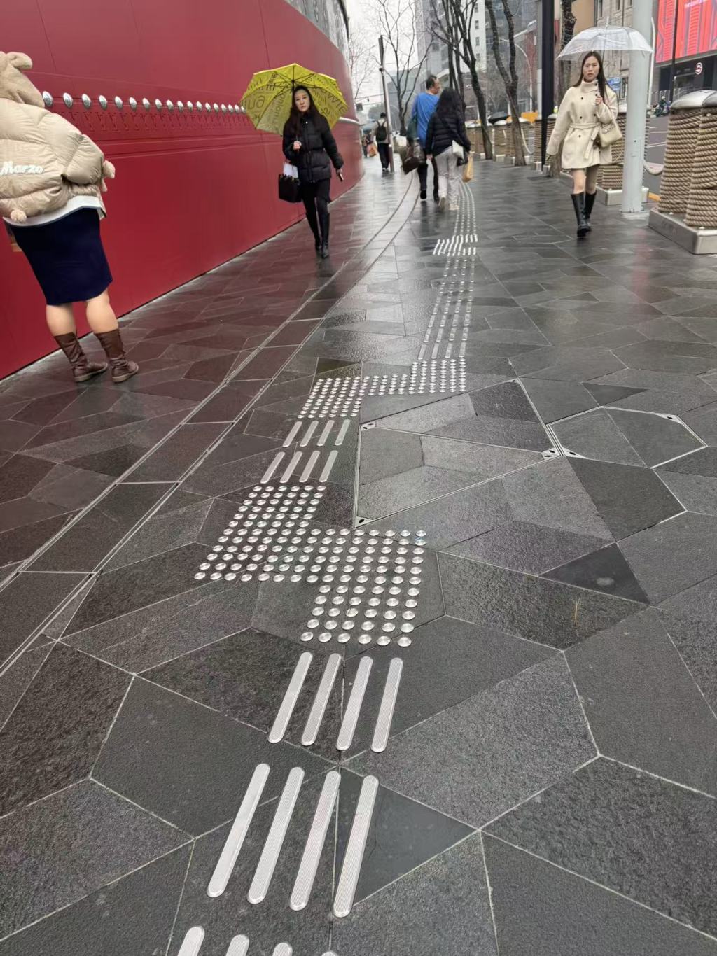 2026年3月17日，静安区，石门一路上的不锈钢盲道。本文图均为澎湃新闻记者 徐亦嘉 摄