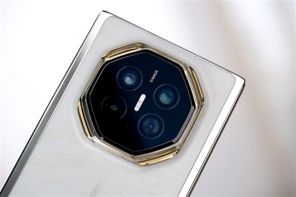 全新展翼三折叠手机！华为Mate XT 2非凡大师图赏
