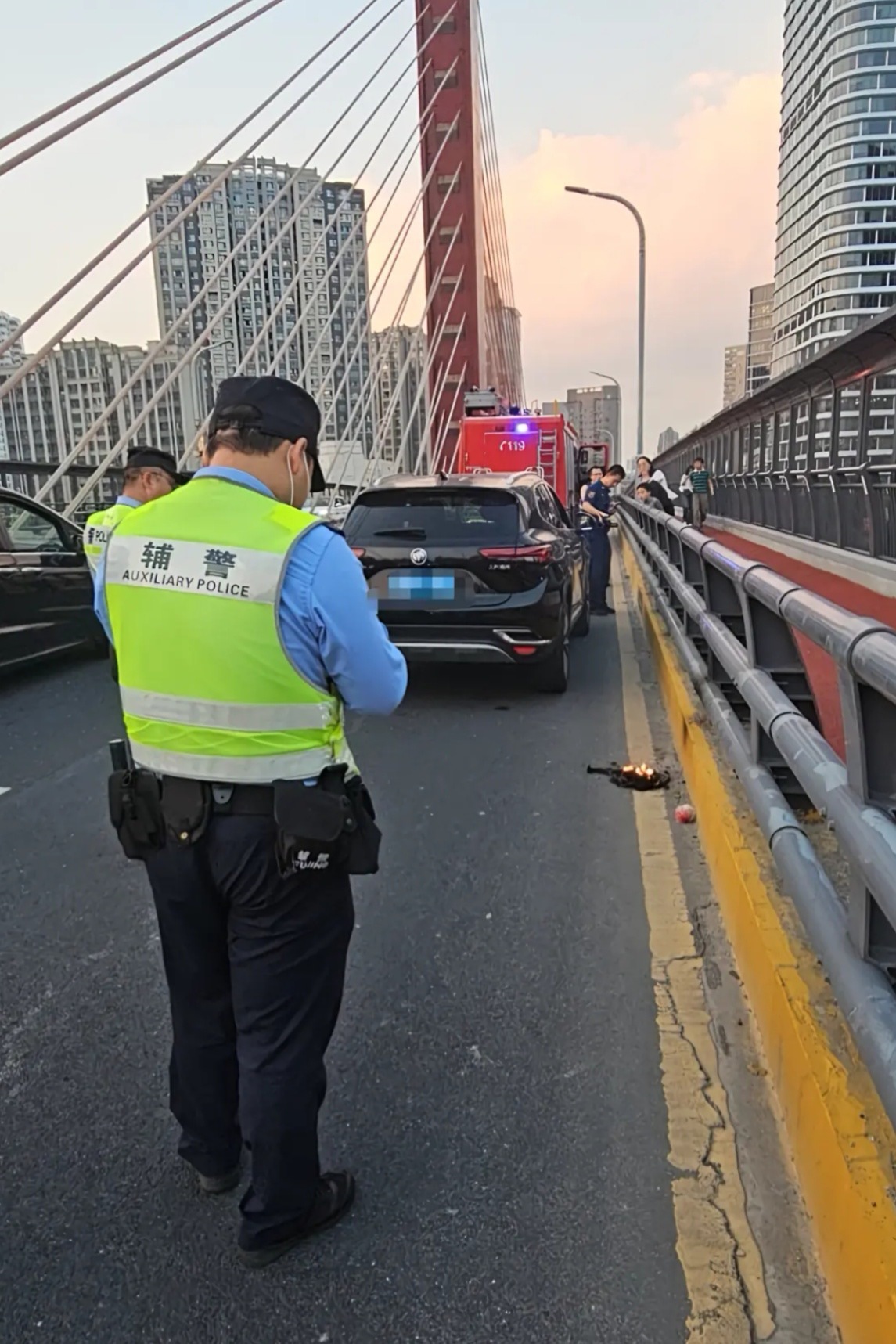 △当地执法人员赴现场核查相关情况。图/受访者提供