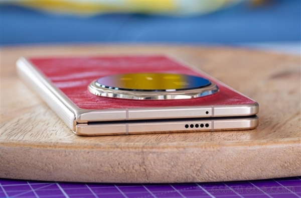 荣耀Magic V6真机图赏：专家最轻薄大折叠 老外被震荡到了